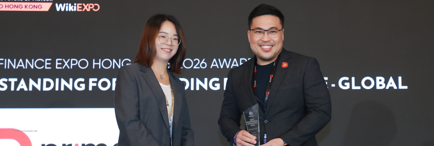 Representante de D Prime sostiene un premio en WikiEXPO Hong Kong 2026.